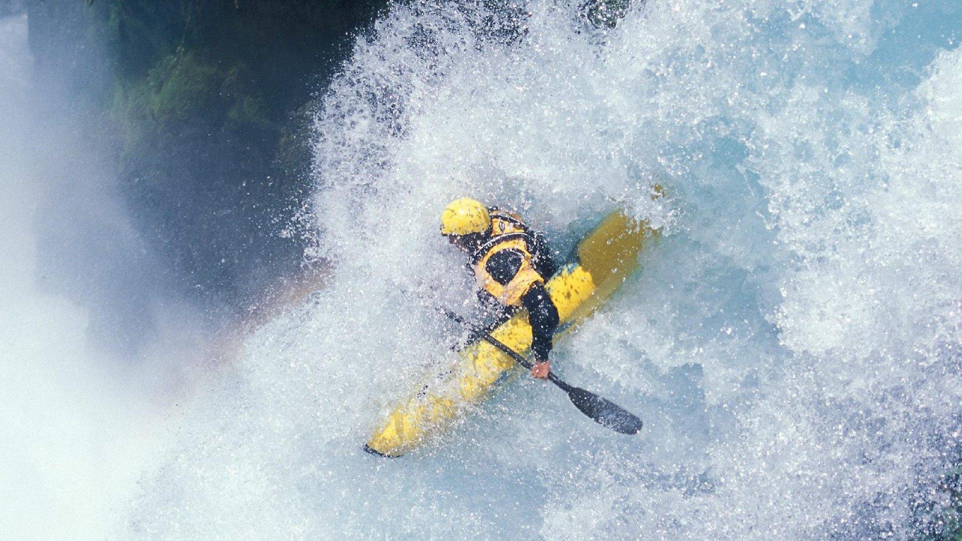 冰球联赛激战正酣，豪门对决引爆球迷热情，
