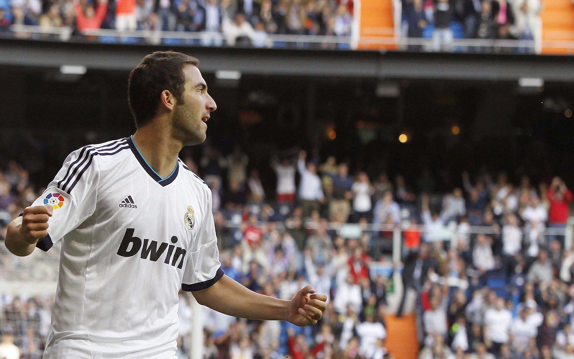 纳达尔鏖战五盘惊险晋级 法网14冠王再展